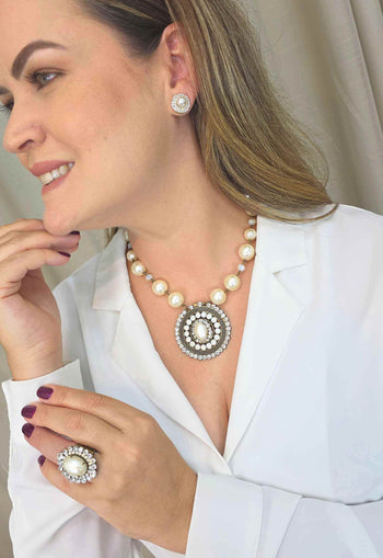 Colar Sandra: Clássico de Pérolas com Pingente Redondo de Strass no Ouro Velho | Estilo Atemporal
