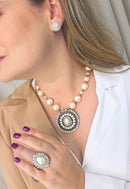 Colar Sandra: Clássico de Pérolas com Pingente Redondo de Strass no Ouro Velho | Estilo Atemporal