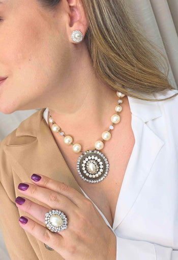 Colar Sandra: Clássico de Pérolas com Pingente Redondo de Strass no Ouro Velho | Estilo Atemporal