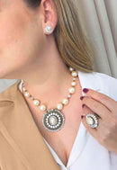 Colar Sandra: Clássico de Pérolas com Pingente Redondo de Strass no Ouro Velho | Estilo Atemporal