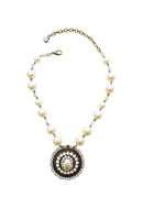 Colar Sandra: Clássico de Pérolas com Pingente Redondo de Strass no Ouro Velho | Estilo Atemporal