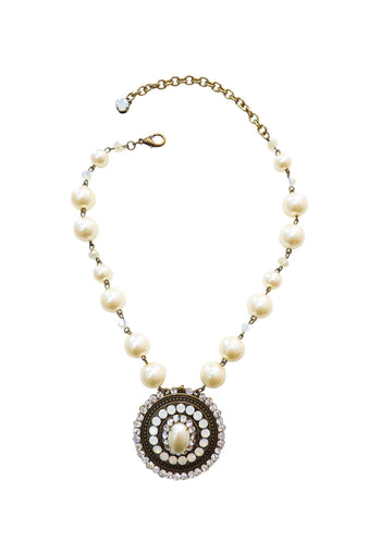 Colar Sandra: Clássico de Pérolas com Pingente Redondo de Strass no Ouro Velho | Estilo Atemporal