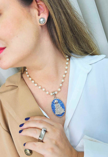 Colar Devoção silver com pingente de Nossa Senhora Aparecida azul banhado no prata