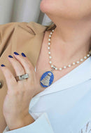 Colar Devoção silver com pingente de Nossa Senhora Aparecida azul banhado no prata