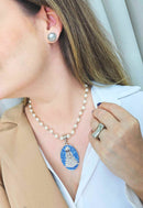 Colar Devoção silver com pingente de Nossa Senhora Aparecida azul banhado no prata