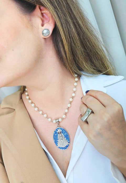Colar Devoção silver com pingente de Nossa Senhora Aparecida azul banhado no prata