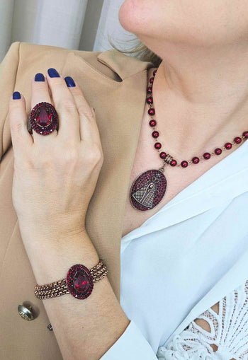 Colar Devoção vermelho com pingente de Nossa Senhora Aparecida banhado no vintage