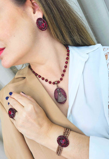 Colar Devoção vermelho com pingente de Nossa Senhora Aparecida banhado no vintage