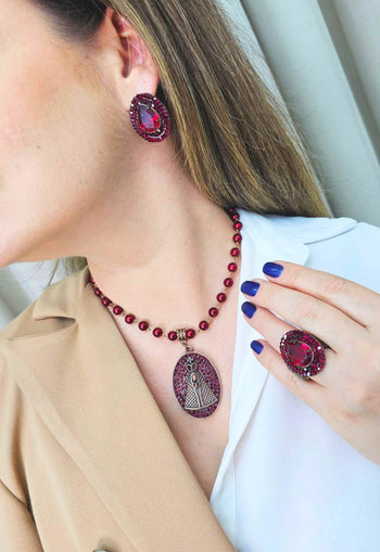 Colar Devoção vermelho com pingente de Nossa Senhora Aparecida banhado no vintage