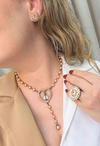 Colar Pérolas da Fé: Religioso com Nossa Senhora e Pérolas Rosê no Vintage | Peça Exclusiva