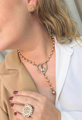 Colar Pérolas da Fé: Religioso com Nossa Senhora e Pérolas Rosê no Vintage | Peça Exclusiva