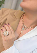 Colar Pérolas da Fé: Religioso com Nossa Senhora e Pérolas Rosê no Vintage | Peça Exclusiva