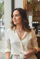 Colar Pérolas da Fé: Religioso com Nossa Senhora e Pérolas Rosê no Vintage | Peça Exclusiva