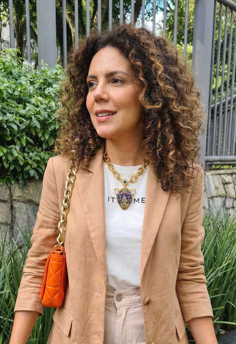 Maxi Colar Casual Aisha: Pingente de Onça e Pedras Coloridas no Dourado | Luxo Feito à Mão