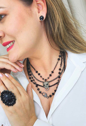 Colar Autêntica com mix de correntes pedras pretas e pingente de onça black diamond