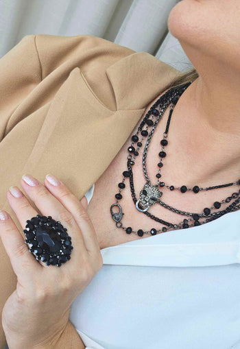 Colar Autêntica com mix de correntes pedras pretas e pingente de onça black diamond
