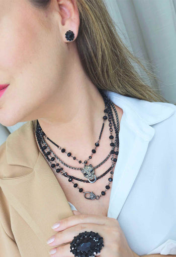 Colar Autêntica com mix de correntes pedras pretas e pingente de onça black diamond