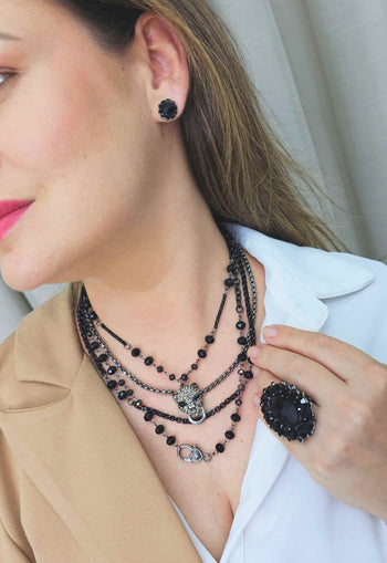 Colar Autêntica com mix de correntes pedras pretas e pingente de onça black diamond