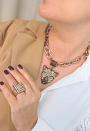 Maxi Colar Aisha: Com Pingente de Onça e Pedras Pêssego no Vintage | By Sahara Acessórios