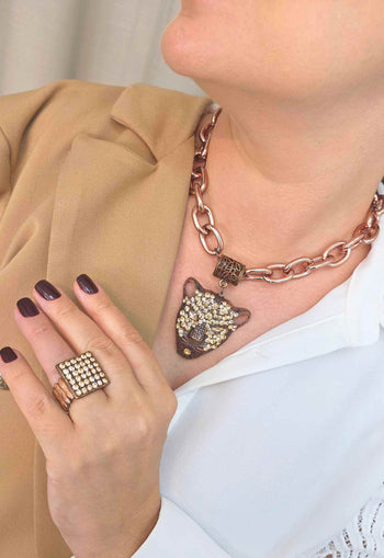 Maxi Colar Aisha: Com Pingente de Onça e Pedras Pêssego no Vintage | By Sahara Acessórios