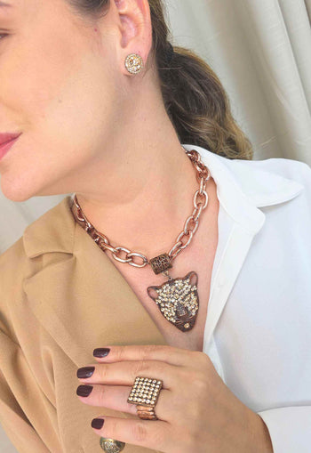 Maxi Colar Aisha: Com Pingente de Onça e Pedras Pêssego no Vintage | By Sahara Acessórios