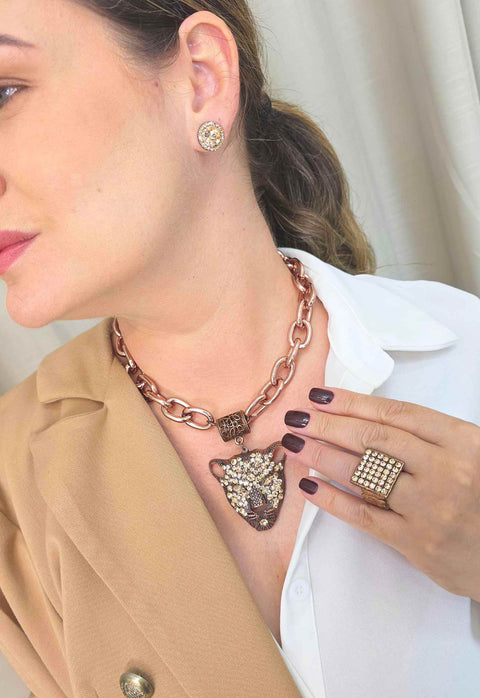 Maxi Colar Aisha: Com Pingente de Onça e Pedras Pêssego no Vintage | By Sahara Acessórios