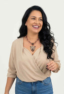 Maxi Colar Aisha: Com Pingente de Onça e Pedras Pêssego no Vintage | By Sahara Acessórios