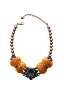 Colar Sublime com resinas marrons e pedras verde esmeralda banhado no ouro velho