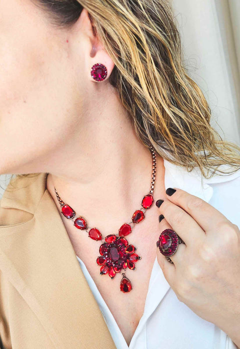 Colar Clotilde vintage com pedrarias em vermelho e corrente veneziana