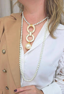 Colar de perolas Veronice com pingente de metal dourado e maxi pérola