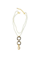 Colar de perolas Veronice com pingente de metal dourado e maxi pérola