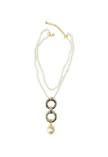 Colar de perolas Veronice com pingente de metal dourado e maxi pérola