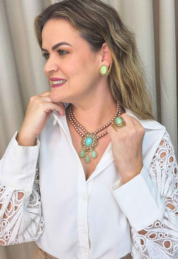 Colar Marbella: Pérolas Rose e Pedras Verde Água no Dourado | Peça Exclusiva