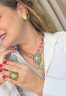 Colar Marbella: Pérolas Rose e Pedras Verde Água no Dourado | Peça Exclusiva