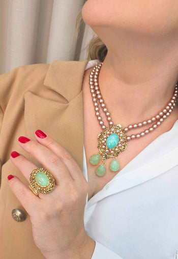 Colar Marbella: Pérolas Rose e Pedras Verde Água no Dourado | Peça Exclusiva