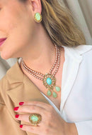 Colar Marbella: Pérolas Rose e Pedras Verde Água no Dourado | Peça Exclusiva