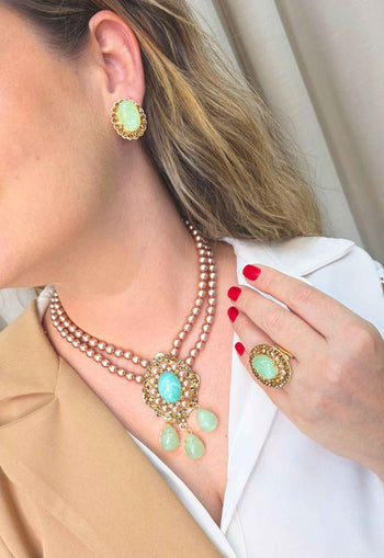 Colar Marbella: Pérolas Rose e Pedras Verde Água no Dourado | Peça Exclusiva