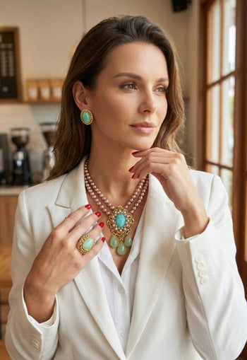 Colar Marbella: Pérolas Rose e Pedras Verde Água no Dourado | Peça Exclusiva