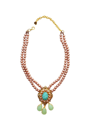 Colar Marbella: Pérolas Rose e Pedras Verde Água no Dourado | Peça Exclusiva