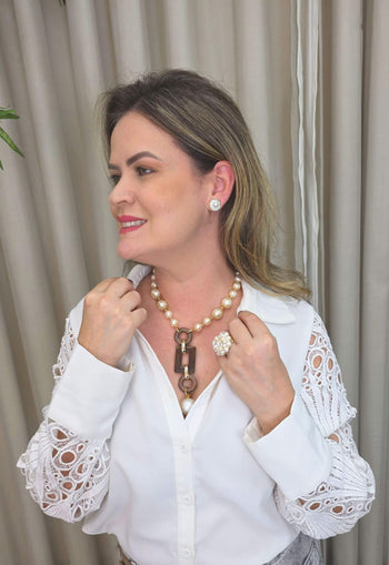 Colar Fernanda de perolas com pingente amadeirado, resina e elos dourados