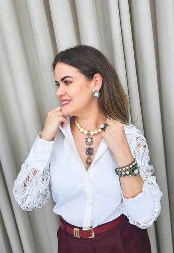 Colar Jenifer de pérolas com pingente quadrado e pedras grafites e opal