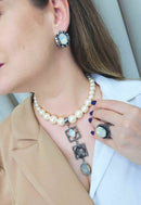 Colar Jenifer de pérolas com pingente quadrado e pedras grafites e opal