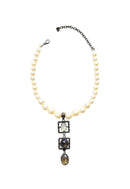 Colar Jenifer de pérolas com pingente quadrado e pedras grafites e opal