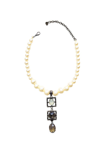 Colar Jenifer de pérolas com pingente quadrado e pedras grafites e opal