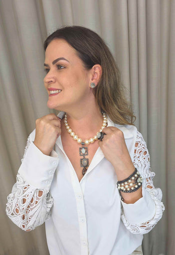 Colar Jenifer: Pérolas com Maxi Pingente Quadrado e Pedras Grafite e Opal Banhado no Grafite | Bijuteria Artesanal