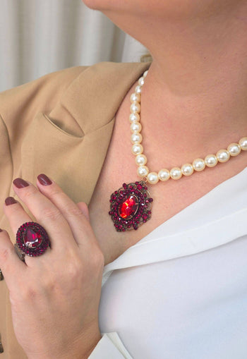 Colar Camarote vermelho com perolas banhado no vintage