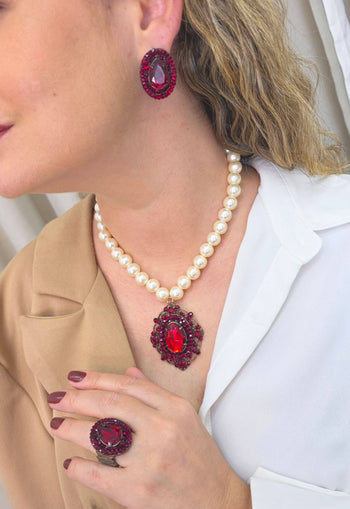 Colar Camarote vermelho com perolas banhado no vintage