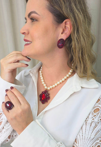 Colar Camarote vermelho com perolas banhado no vintage