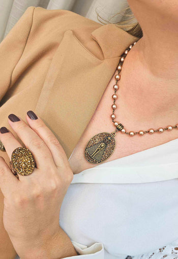 Colar Devoção ouro velho com pingente de Nossa Senhora Aparecida marrom banhado no vintage