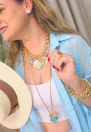 Colar Ritmos da Areia com pingentes de conchas pedras coloridas e correntes douradas